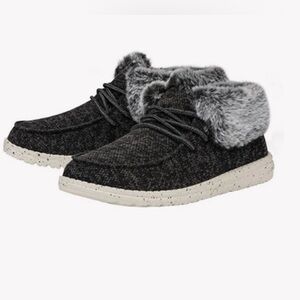 Hey Dude Women's Wendy ankle boot Fold faux lining  Slip On shoes / size 7